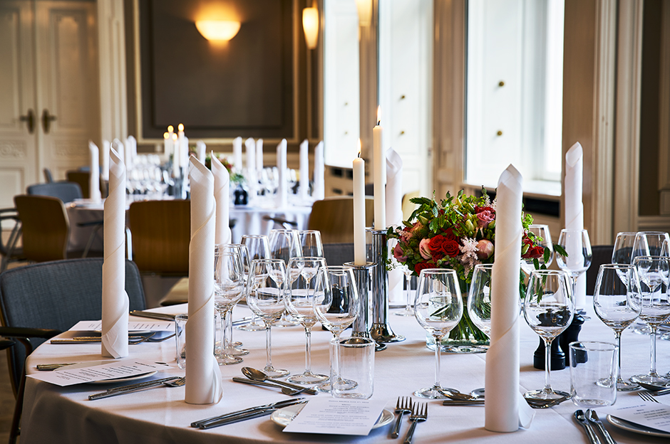 Opdækning i salen i Domus Medica