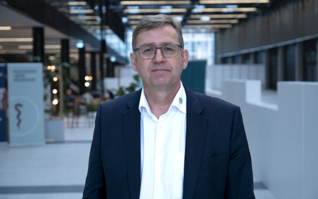 PLO's formand, Jørgen Skadborg, iført hvid skjorte og mørkt jakkesæt til Lægedage 2024