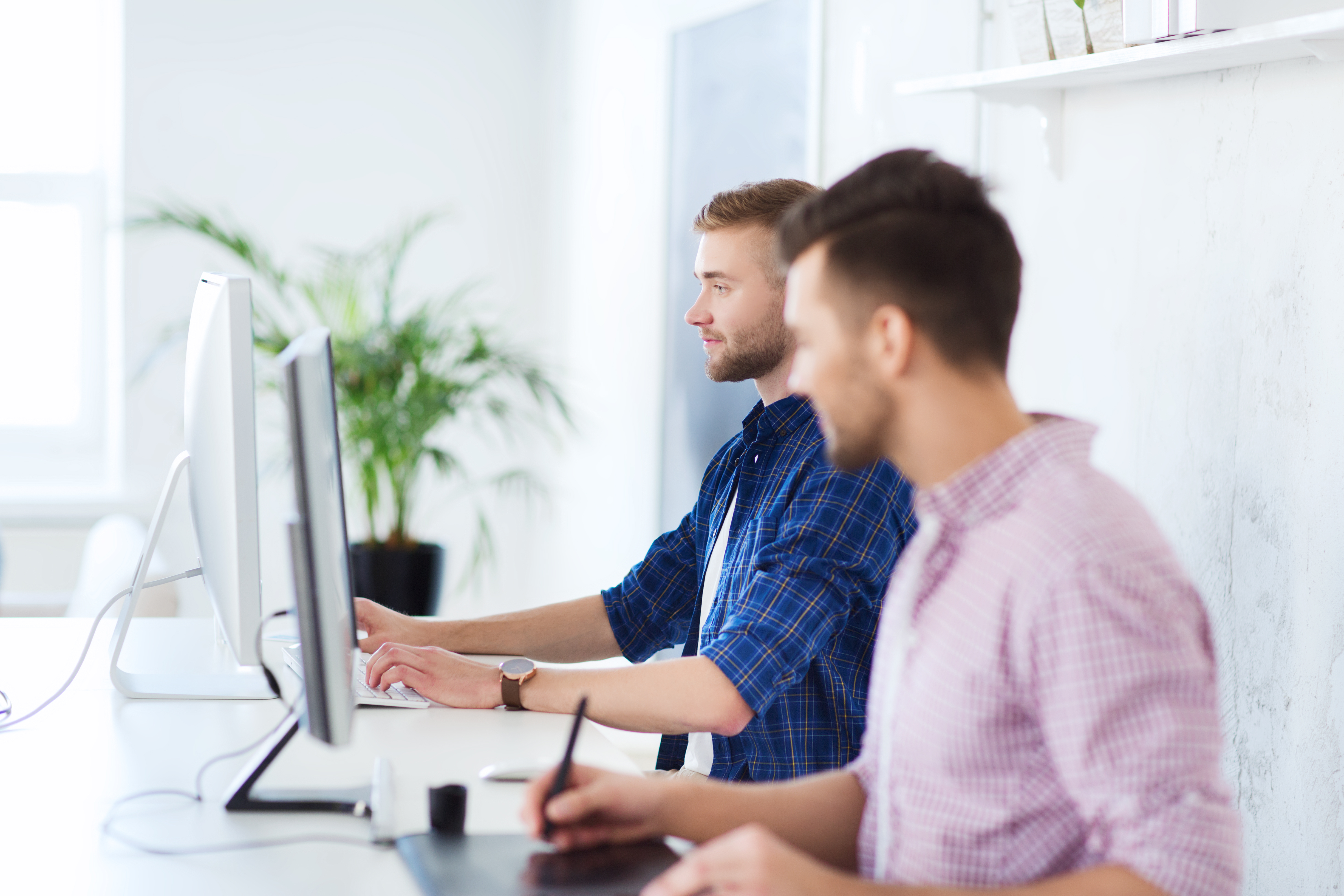 To mænd arbejder ved en computer