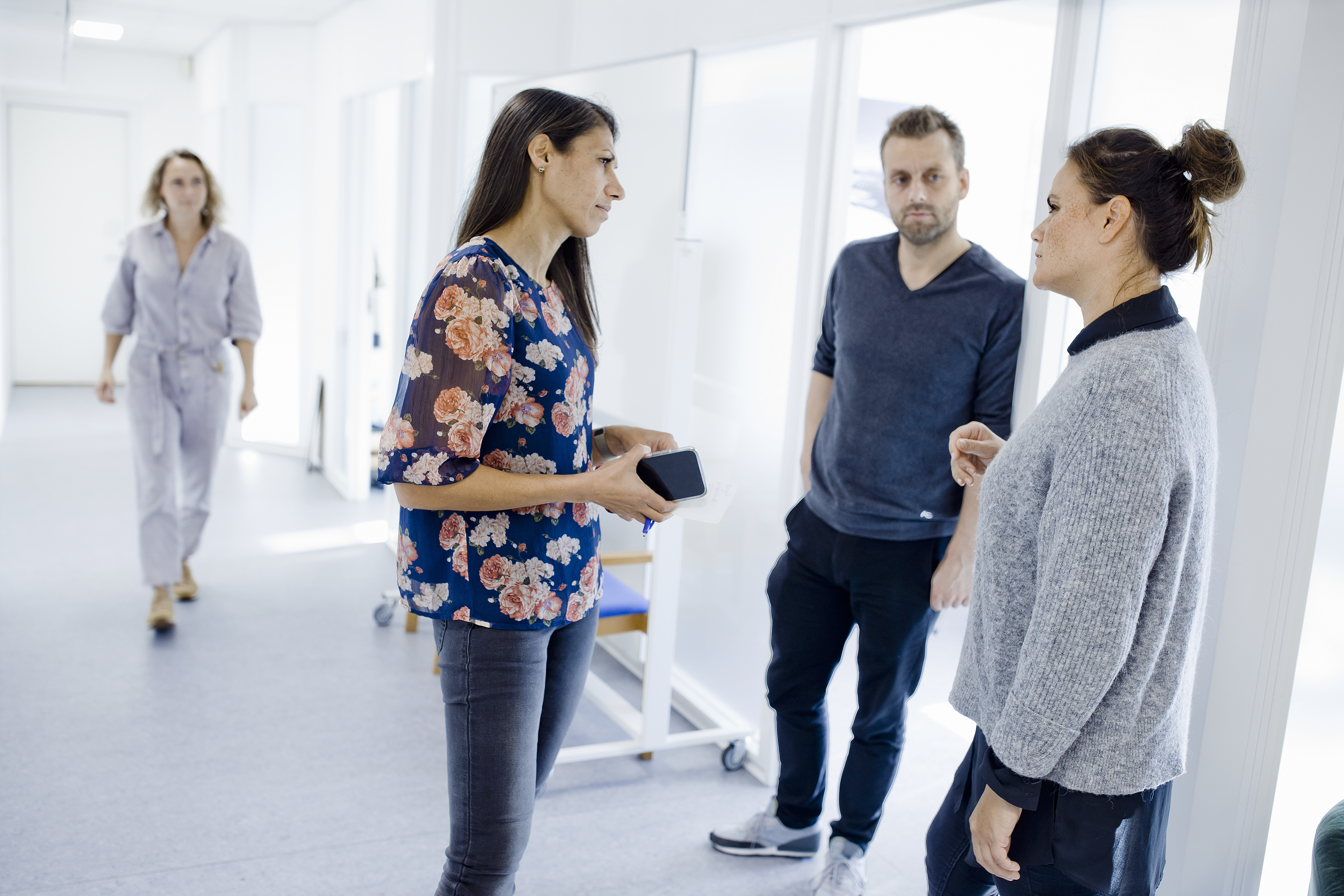 Praktiserende læger taler sammen i deres fælles praksisklinik. 
