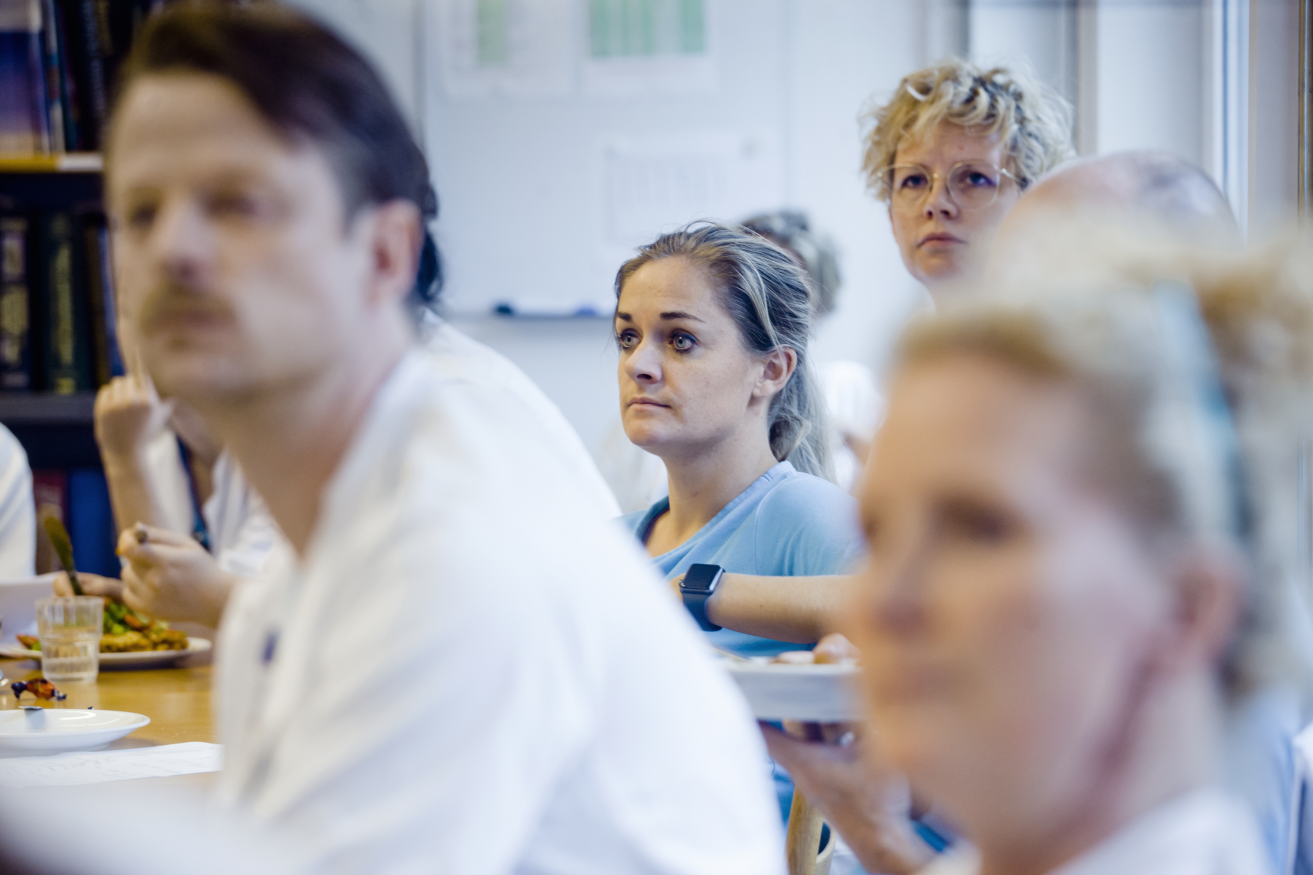 Læger på hospital deltager i et møde