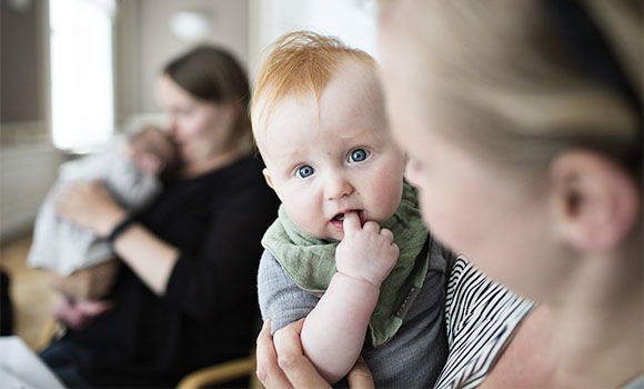 En baby der kigger ind i kameraet