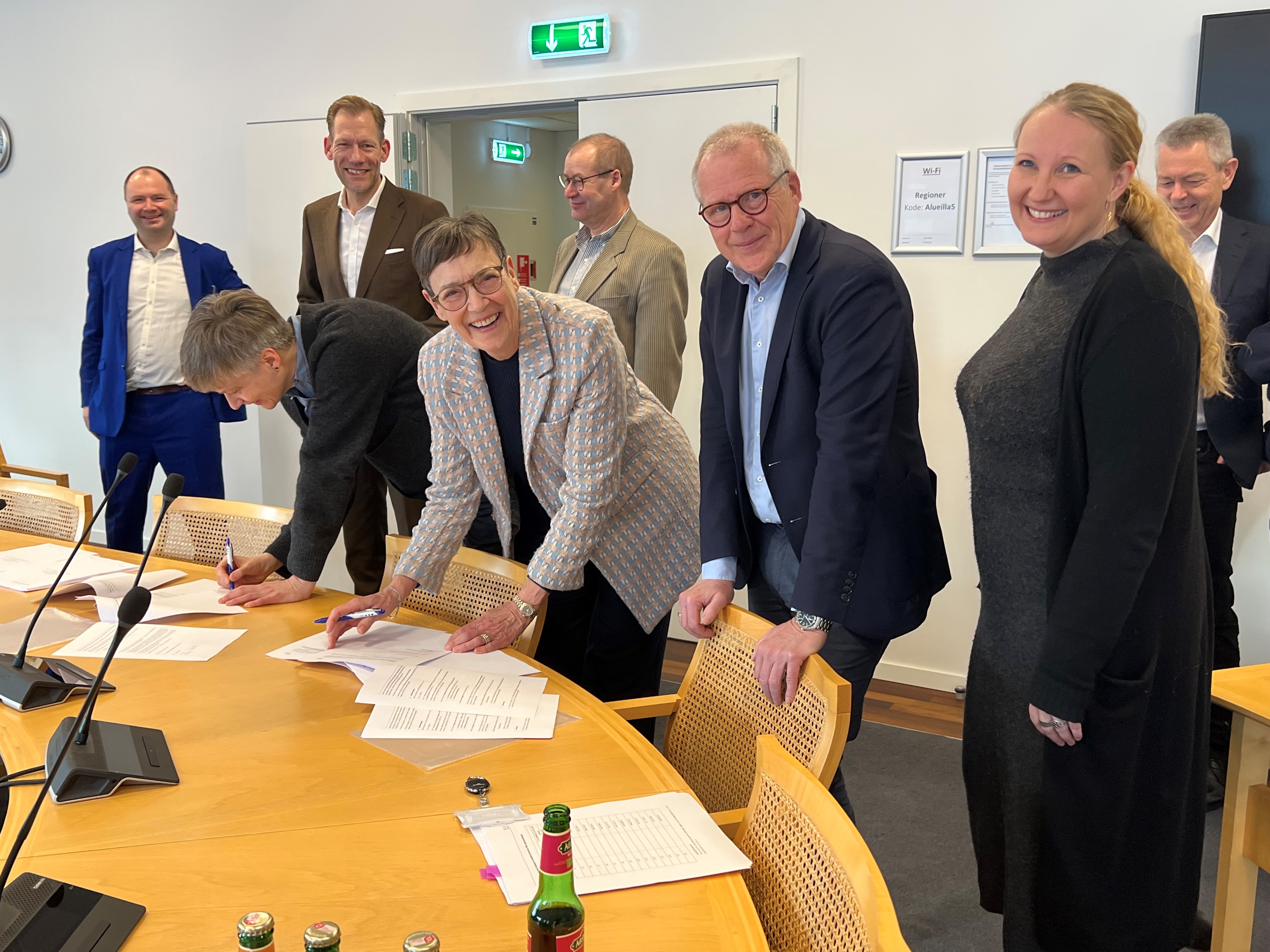 OK24 aftalen bliver underskrevet