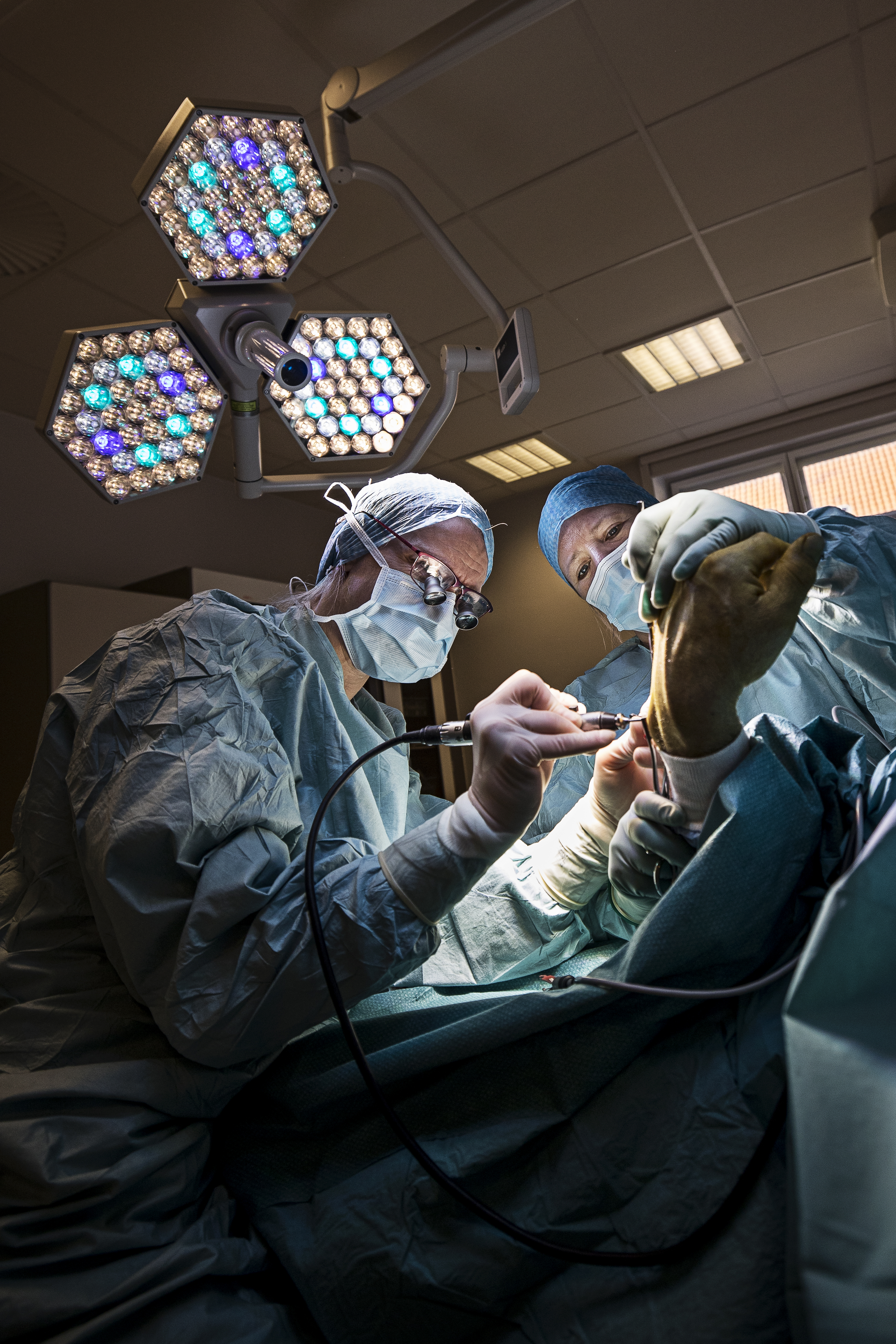 En kirurg og en sygeplejerske i operationsstuen