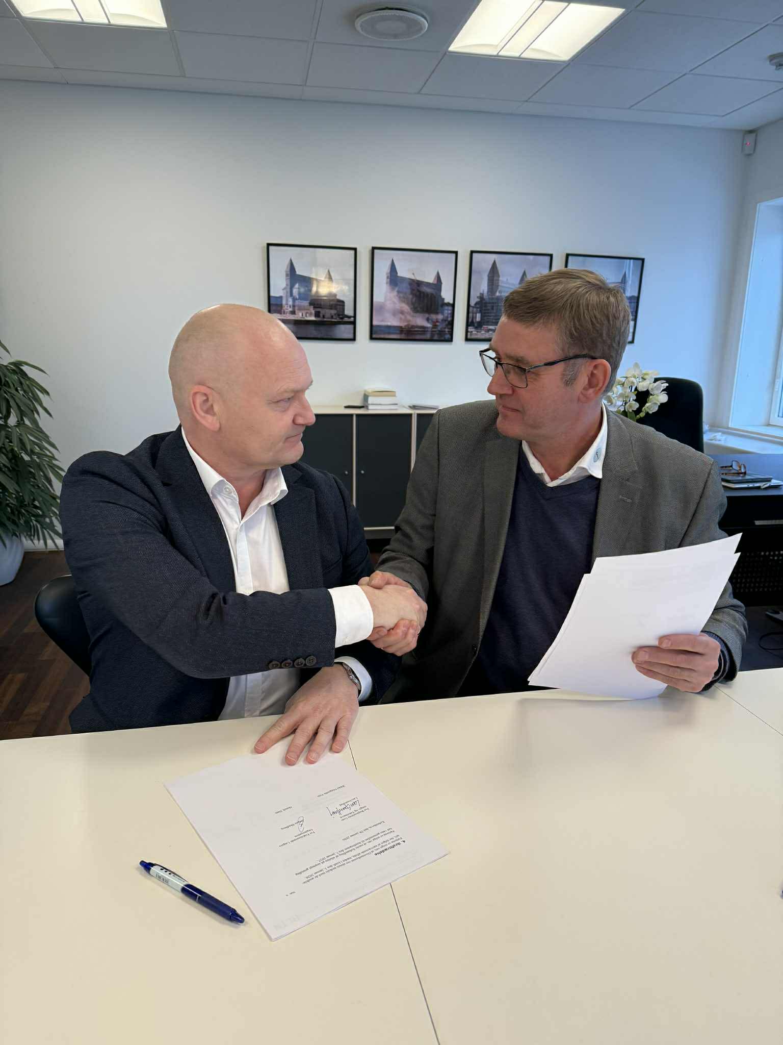 Formand for RLTN Lars Gaardhøj og formand for PLO Jørgen Skadborg underskriver aftale og giver hånd