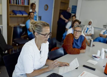 Læger holder morgenkonference på hospital.